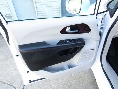 Used 2017 Chrysler Pacifica Limited FWD image 29