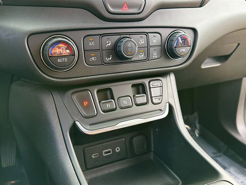 Used 2018 GMC Terrain SLE w/ Driver Convenience Package FWD image 11