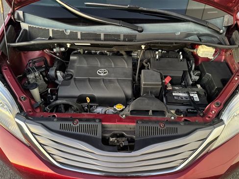 Used 2014 Toyota Sienna XLE image 22