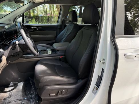 Used 2026 Kia Carnival FWD image 36