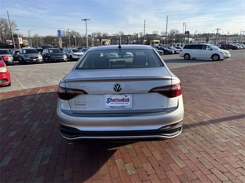 Used 2022 Volkswagen Jetta SE image 35