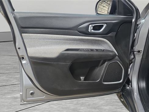 Used 2024 Jeep Compass Latitude image 27