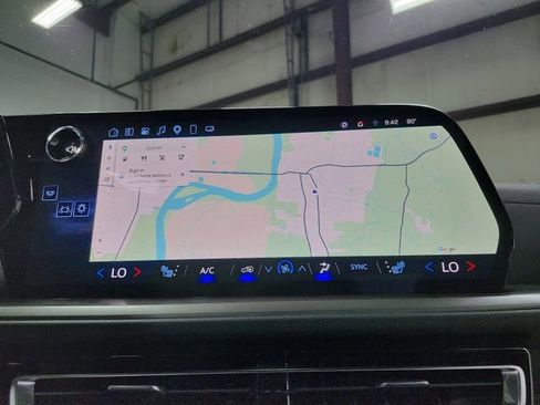 Used 2025 Chevrolet Traverse LT FWD image 27