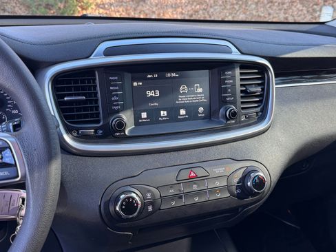 Used 2020 Kia Sorento LX image 32