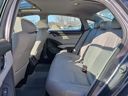 Used 2019 Honda Accord Touring image 9