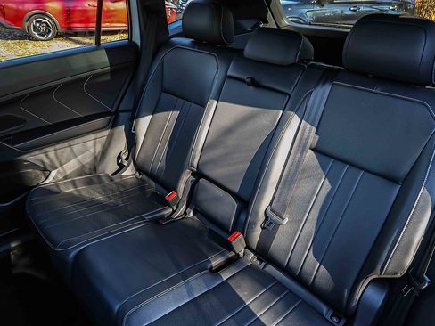 Used 2022 Volkswagen Tiguan SE R-Line image 22