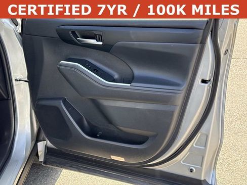 Used 2022 Toyota Highlander XLE AWD/4WD image 8