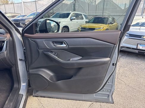 Used 2023 Nissan Rogue SL w/ SL Premium Package image 9