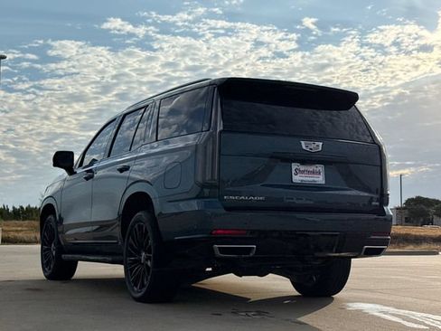 Used 2025 Cadillac Escalade Premium Luxury RWD image 6