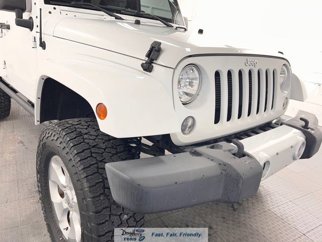 Used 2014 Jeep Wrangler Unlimited Sahara w/ Dual Top Group AWD/4WD image 8
