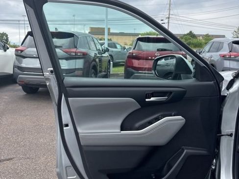 Used 2020 Toyota Highlander XLE image 10