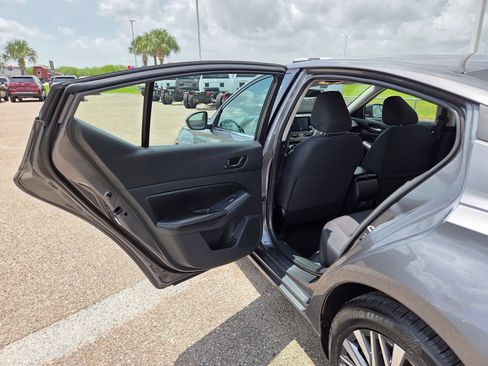 Used 2024 Nissan Altima 2.5 SV FWD image 14