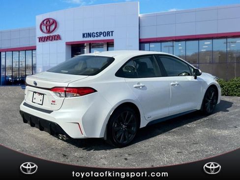 Used 2025 Toyota Corolla SE w/ SE Premium Package image 5