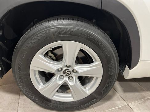 Used 2022 Toyota Highlander L FWD image 11