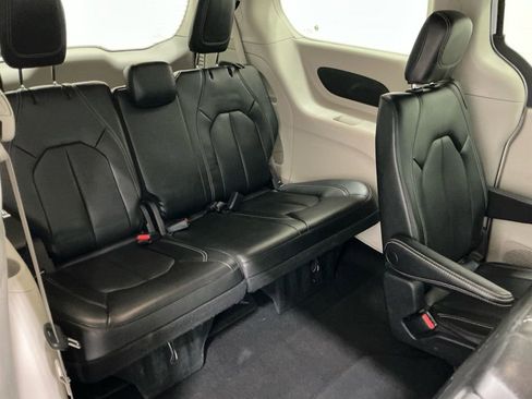 Used 2023 Chrysler Pacifica Touring-L FWD image 24