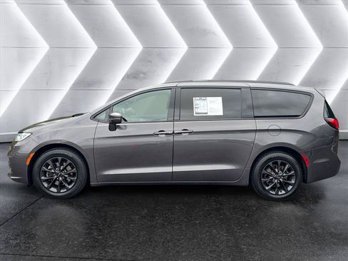 Used 2021 Chrysler Pacifica Touring w/ S Appearance Package FWD image 2