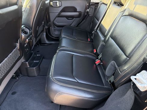 Used 2025 Jeep Wrangler Unlimited Sahara AWD/4WD image 19