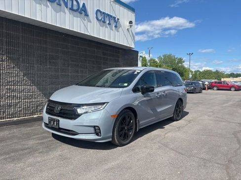 Used 2023 Honda Odyssey Sport image 3