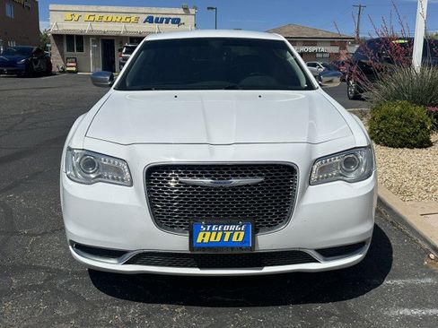 Used 2019 Chrysler 300 Touring w/ Chrome Appearance Package image 8