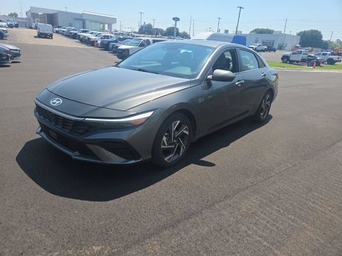 Used 2024 Hyundai Elantra Limited FWD image 5