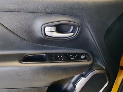 Used 2023 Jeep Renegade Latitude image 29