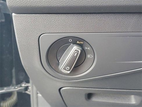 Certified 2022 Volkswagen Tiguan SE R-Line image 30