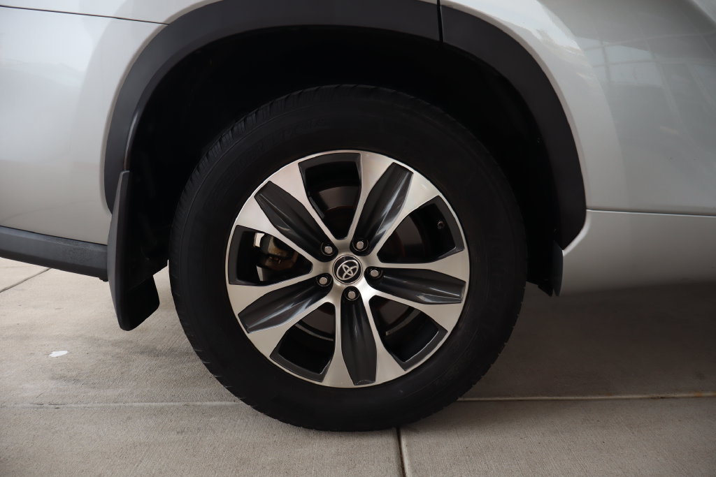 Used 2020 Toyota Highlander XLE AWD/4WD image 10
