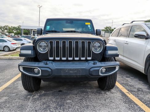 Used 2019 Jeep Wrangler Unlimited Sahara AWD/4WD image 4