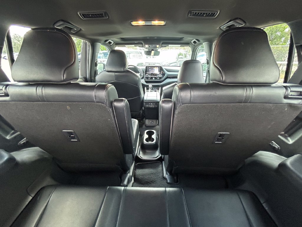 Used 2022 Toyota Highlander XSE FWD image 16