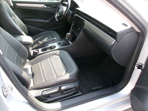 Used 2020 Volkswagen Passat 2.0T SE image 10