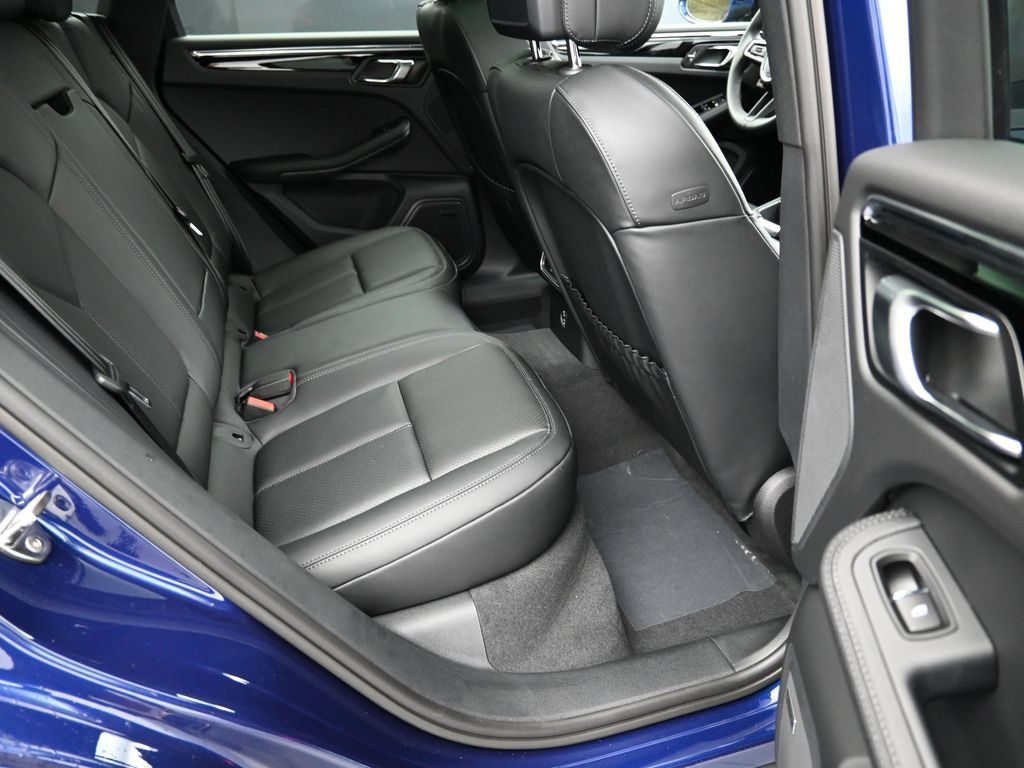 Certified 2025 Porsche Macan AWD/4WD image 25