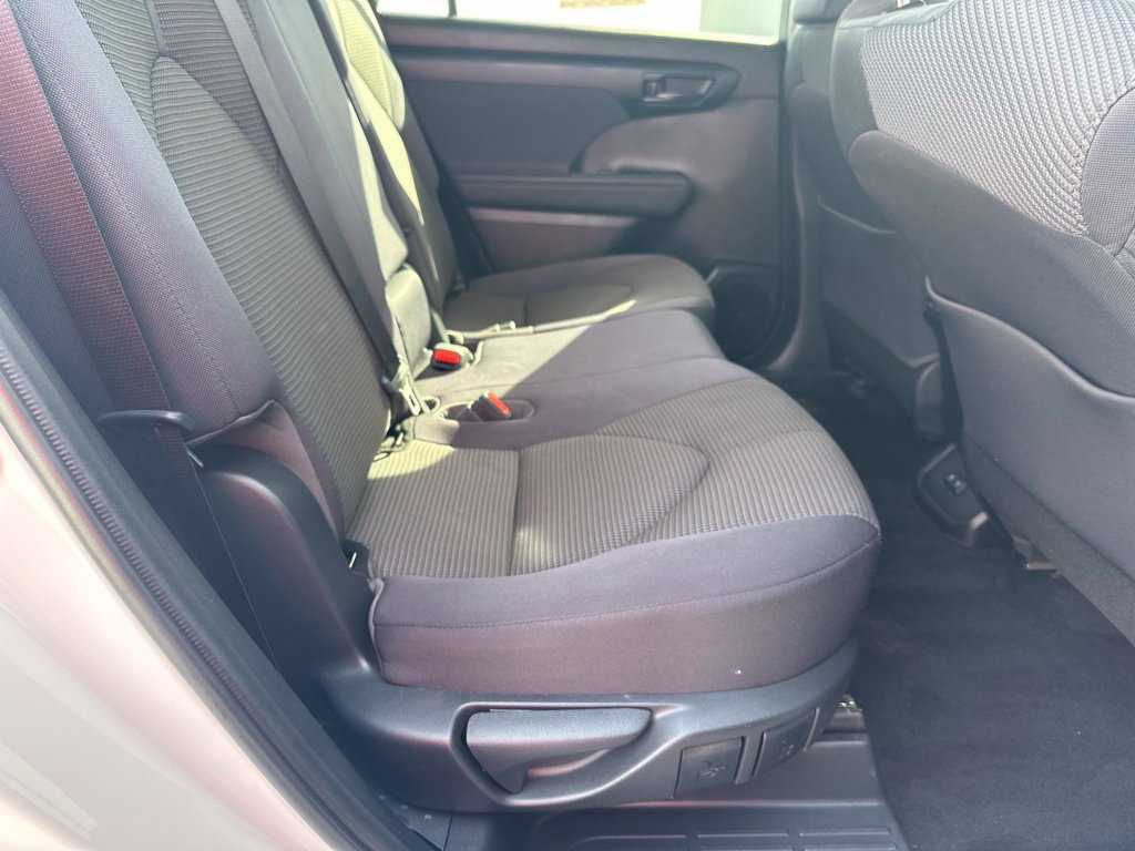 Used 2021 Toyota Highlander LE AWD/4WD image 25