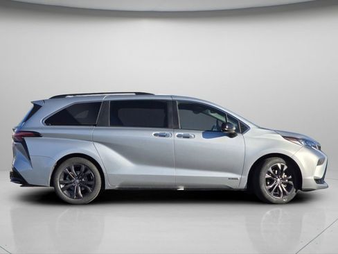 Used 2021 Toyota Sienna XSE FWD image 24