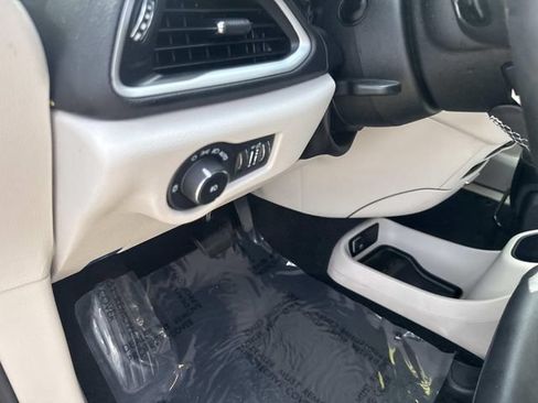 Used 2024 Chrysler Pacifica Touring-L FWD image 20