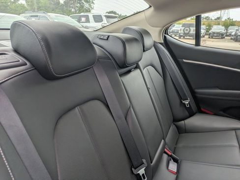 Used 2025 Genesis G70 2.5T image 20