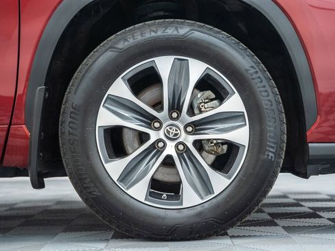 Used 2022 Toyota Highlander XLE AWD/4WD image 16