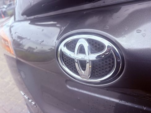 Used 2017 Toyota RAV4 XLE image 12