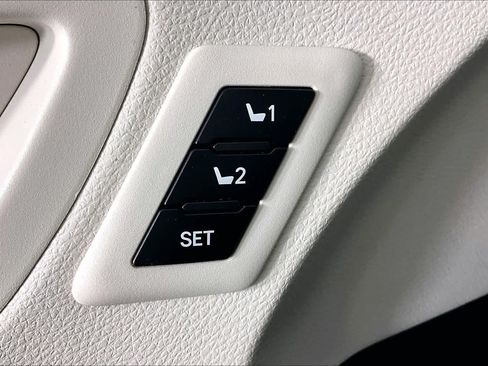 Used 2021 Toyota Sienna Platinum FWD image 34