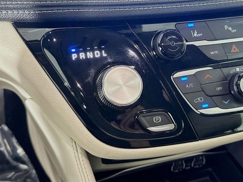 Used 2021 Chrysler Pacifica Limited w/ Uconnect Theater Family Group image 20