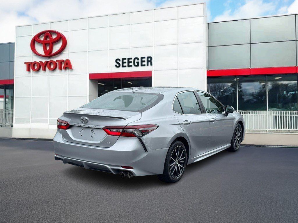 Used 2022 Toyota Camry SE w/ Cold Weather Package FWD image 3