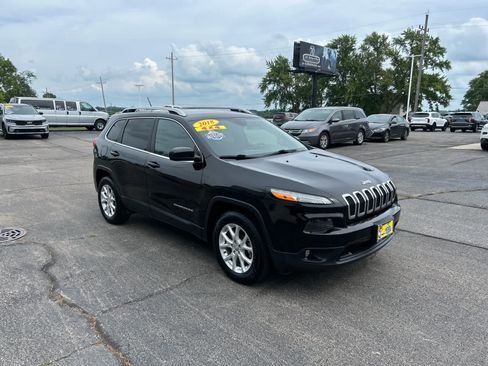Used 2018 Jeep Cherokee Latitude w/ Safety Group AWD/4WD image 4