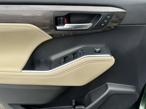Used 2023 Toyota Highlander Limited image 9