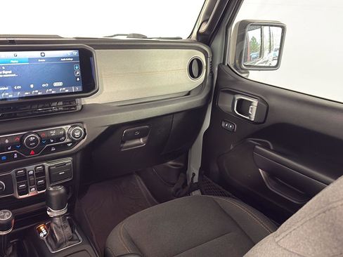 Used 2024 Jeep Wrangler Unlimited w/ Convenience Group AWD/4WD image 19