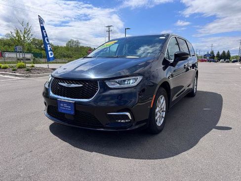 Used 2023 Chrysler Pacifica Touring-L FWD image 2