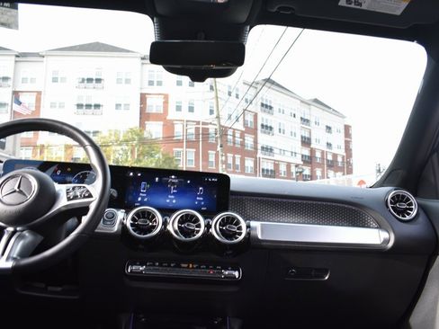 Used 2025 Mercedes-Benz GLB 250 image 32