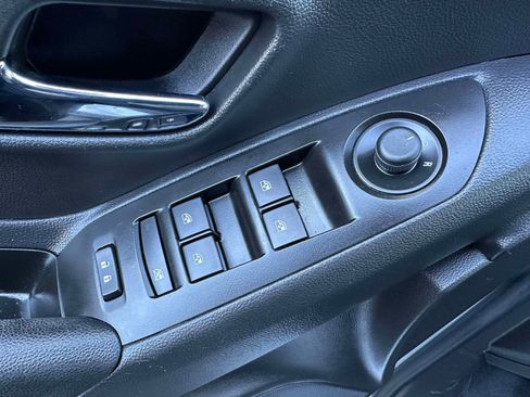 Used 2022 Chevrolet Trax LT w/ LT Convenience Package image 18