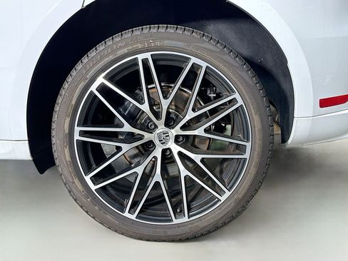 Certified 2025 Porsche Macan AWD/4WD image 33