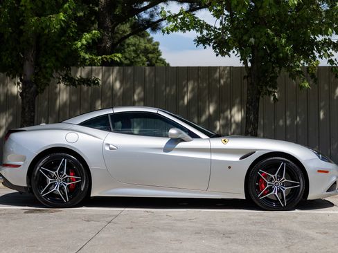 Used 2015 Ferrari California T image 7