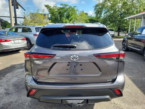 Used 2024 Toyota Highlander XLE FWD image 9