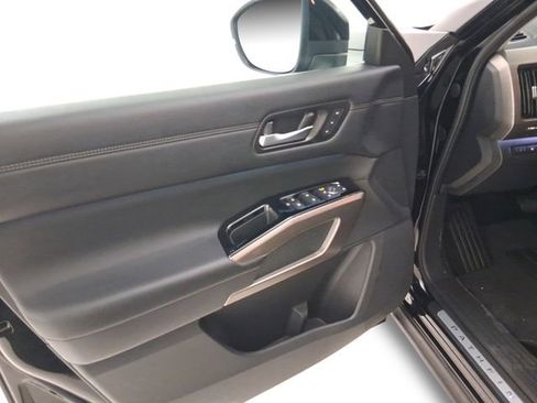 Used 2024 Nissan Pathfinder Platinum w/ Black Appearance Package image 13